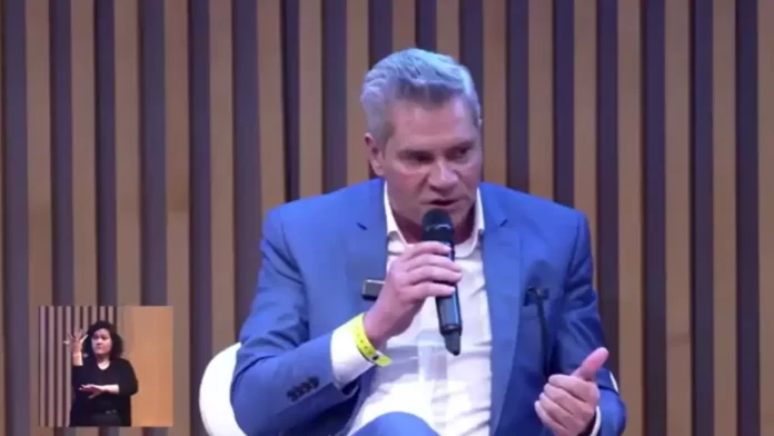 Prefeito de Cachoeiros de Macacu durante exposição no Seminário